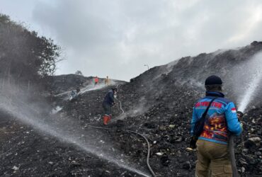 Kebakaran di Tempat Pemrosesan Akhir (TPA) Supit Urang, Kecamatan Sukun, Kota Malang, memasuki hari kelima, Minggu (25/10/2026). Petugas