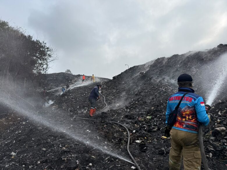 Kebakaran di Tempat Pemrosesan Akhir (TPA) Supit Urang, Kecamatan Sukun, Kota Malang, memasuki hari kelima, Minggu (25/10/2026). Petugas