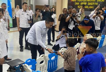 Wali Kota Malang saat meninjau di Perpustakaan Kota Malang, Rabu (14/10/2026) (foto: blok-a.com/Bob Bimantara Leander)