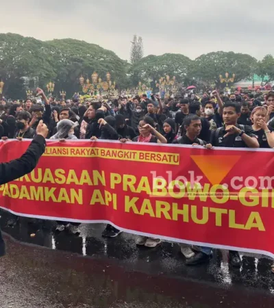 Aliansi Rakyat Bangkit Bersatu Bawa Enam Tuntutan, Salah Satunya Tetapkan Karhutla Sebagai Bencana Nasional (foto: blok-a.com / Berril Labiq)