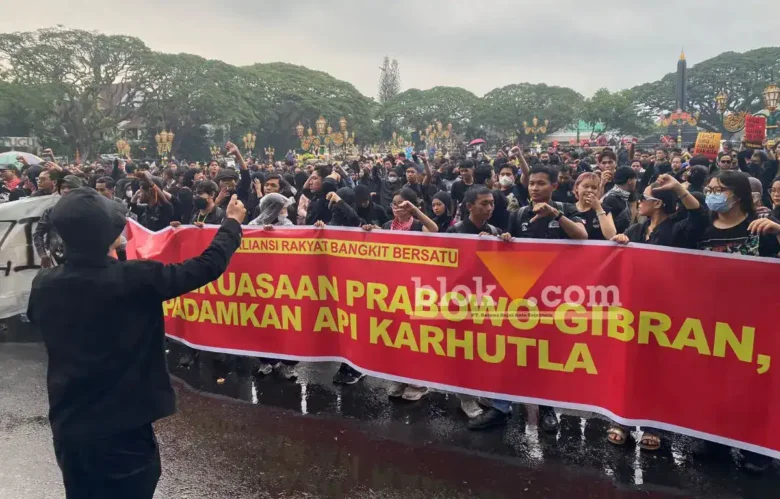 Aliansi Rakyat Bangkit Bersatu Bawa Enam Tuntutan, Salah Satunya Tetapkan Karhutla Sebagai Bencana Nasional (foto: blok-a.com / Berril Labiq)