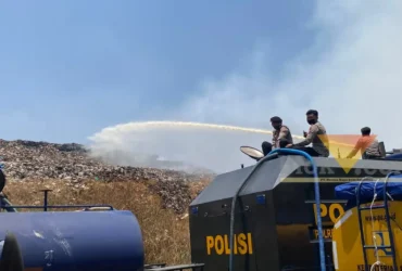 Armoured Water Canon dikerahkan untuk memadamkan kebakaran di TPA Supit Urang, Kota Malang, Kamis (22/10/2026) (foto: blok-a.com/Bob Bimantara Leander)