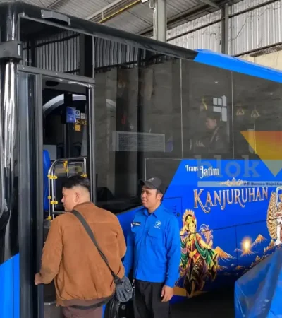 Bus Trans Jatim Koridor 2 Malang yang siap mengaspal, Kamis (29/10/2026) (foto: blok-a.com/Bob Bimantara Leander)