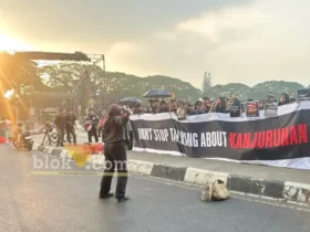 Aksi Kamisan Malang peringati 4 tahun tragedi kanjuruhan, serukan “Don't Stop Talking About Kanjuruhan”. (Foto: blok-a.com/ M Berril Labiq)