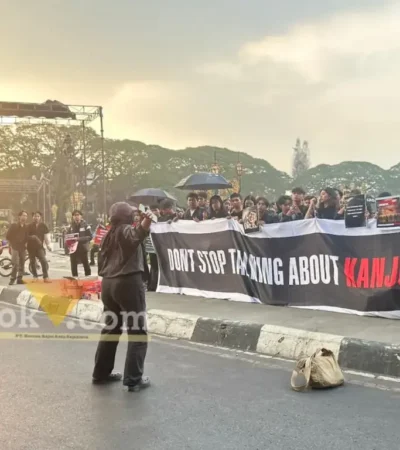 Aksi Kamisan Malang peringati 4 tahun tragedi kanjuruhan, serukan “Don't Stop Talking About Kanjuruhan”. (Foto: blok-a.com/ M Berril Labiq)