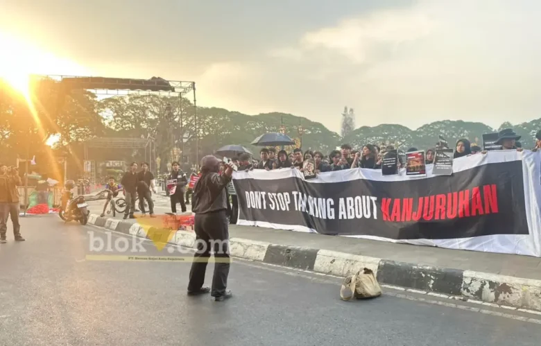 Aksi Kamisan Malang peringati 4 tahun tragedi kanjuruhan, serukan “Don't Stop Talking About Kanjuruhan”. (Foto: blok-a.com/ M Berril Labiq)
