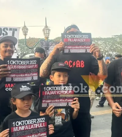 Warga Malang membawa poster tuntutan keadilan dalam peringatan empat tahun tragedi Kanjuruhan di Kota Malang, Kamis (1/10/2026). (Foto: blok-a.com / M Berril Labiq)