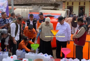Gubernur Jawa Timur, Khofifah Indar Parawansa bersama Bupati Malang HM Sanusi saat menyalurkan air bersih ke warga Desa Pagak (foto: blok-a.com / Yogga Ardiawan)