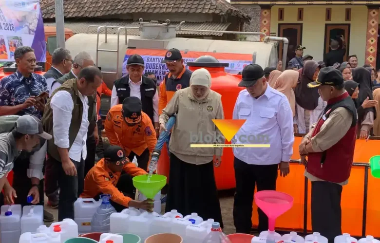 Gubernur Jawa Timur, Khofifah Indar Parawansa bersama Bupati Malang HM Sanusi saat menyalurkan air bersih ke warga Desa Pagak (foto: blok-a.com / Yogga Ardiawan)