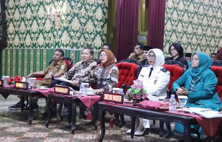 Waki Bupati Malang, Lathifah Shohib mengapresiasi berbagai inovasi yang dikembangkan Desa Kebobang (foto: dok. Prokopim)