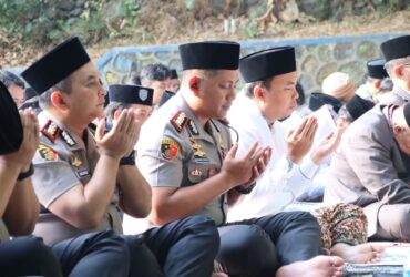 Kapolresta Malang Kota Kombes Pol Danang Setiyo PS bersama Wakil Wali Kota Malang Ali Muthohirin doa usai Sholat Istisqa, Sabtu (24/10/2026) (blok-a.com/Bob Bimantara Leander)