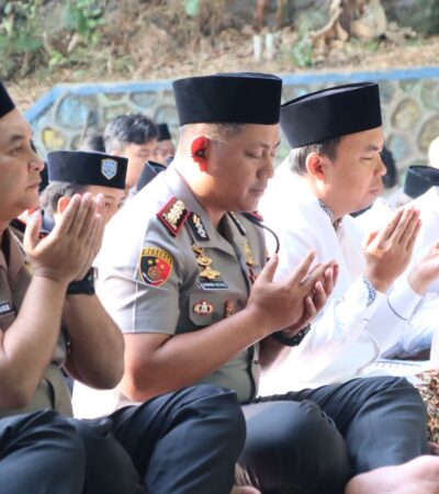 Kapolresta Malang Kota Kombes Pol Danang Setiyo PS bersama Wakil Wali Kota Malang Ali Muthohirin doa usai Sholat Istisqa, Sabtu (24/10/2026) (blok-a.com/Bob Bimantara Leander)