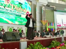 KH Abdullah Sam atau Kyai Sableng saat membekali maba Unisma lewat Halaqoh Diniyah. (foto: blok-a/ M Berril Labiq)