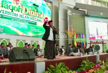 KH Abdullah Sam atau Kyai Sableng saat membekali maba Unisma lewat Halaqoh Diniyah. (foto: blok-a/ M Berril Labiq)