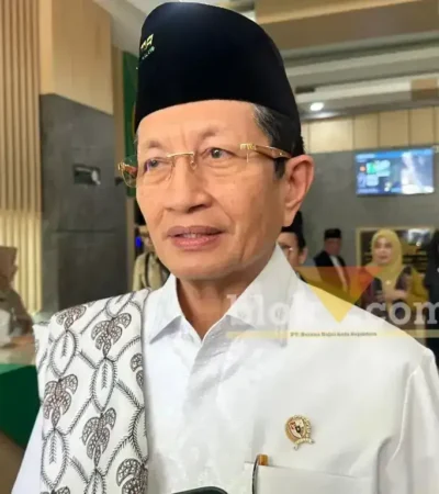 KH. Nasaruddin Umar, Menteri Agama RI saat diwawancari awak media. (foto: blok-a.com / M Berril Labiq)