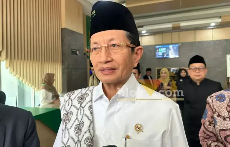 KH. Nasaruddin Umar, Menteri Agama RI saat diwawancari awak media. (foto: blok-a.com / M Berril Labiq)