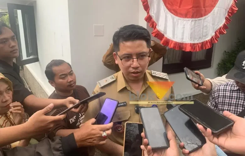 Kepala DLH Kabupaten Malang Ahmad Dzulfikar Nurrahman saat diwawancarai awak media (foto: blok-a.com / Yogga Ardiawan)