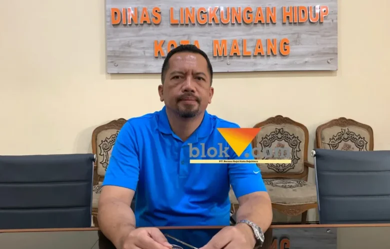 Kepala DLH Kota Malang, Gamaliel Raymond siapkan Eco-Plast cegah bara api di TPA Supir Urang menyala (foto: blok-a.com / Yogga Ardiawan)