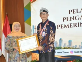 Kepala Dinas Pekerjaan Umum Bina Marga (DPUBM) Kabupaten Malang, Khairul Isnaidi Kusuma saat menerima penghargaan dari Gubernur Jawa Timur, Khofifah Indar Parawansa (foto: istimewa)