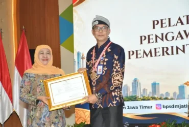 Kepala Dinas Pekerjaan Umum Bina Marga (DPUBM) Kabupaten Malang, Khairul Isnaidi Kusuma saat menerima penghargaan dari Gubernur Jawa Timur, Khofifah Indar Parawansa (foto: istimewa)