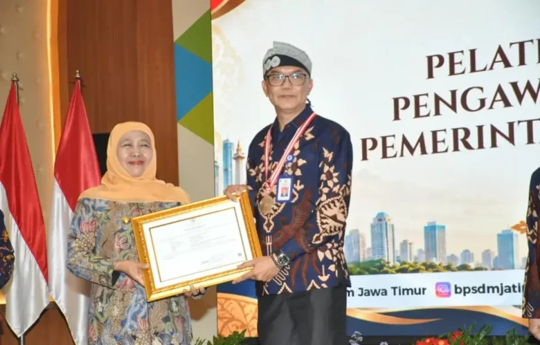 Kepala Dinas Pekerjaan Umum Bina Marga (DPUBM) Kabupaten Malang, Khairul Isnaidi Kusuma saat menerima penghargaan dari Gubernur Jawa Timur, Khofifah Indar Parawansa (foto: istimewa)