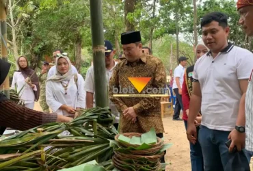 Kepala Desa Srigonco, Didit Puji Laksono, S.Pt., S.H., M.H., (putih) saat mendampingi Sekda, Budiar meninjau UMKM di event South Wave 2026 (foto: blok-a.com / Yogga Ardiawan)