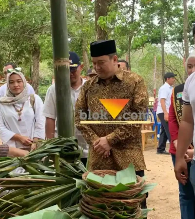 Kepala Desa Srigonco, Didit Puji Laksono, S.Pt., S.H., M.H., (putih) saat mendampingi Sekda, Budiar meninjau UMKM di event South Wave 2026 (foto: blok-a.com / Yogga Ardiawan)
