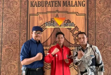Muhammad Fajar (tengah), Karateka asal Kabupaten Malang yang akan berangkat ke Jepang (foto: blok-a.com / Yogga Ardiawan)