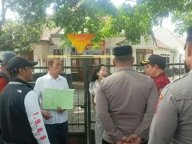 PN Malang eksekusi pengosongan lahan di Simpang Balapan Ijen, sempat dihadang termohon (foto: blok-a.com / Yogga Ardiawan)