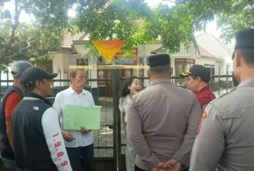 PN Malang eksekusi pengosongan lahan di Simpang Balapan Ijen, sempat dihadang termohon (foto: blok-a.com / Yogga Ardiawan)