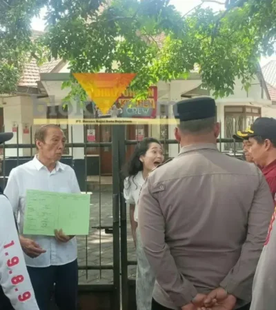PN Malang eksekusi pengosongan lahan di Simpang Balapan Ijen, sempat dihadang termohon (foto: blok-a.com / Yogga Ardiawan)