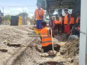 Perbaikan drainase di salah satu titik di Kabupaten Malang oleh petugas DPUBM (foto: blok-a.com / Yogga Ardiawan)