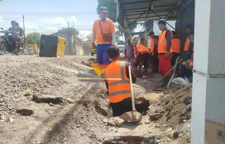 Perbaikan drainase di salah satu titik di Kabupaten Malang oleh petugas DPUBM (foto: blok-a.com / Yogga Ardiawan)