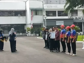 Peringatan Sumpah Pemuda, Wabup Malang, Hj Lathifah Shohib beri penghargaan kepada pemuda berprestasi (foto: istimewa)