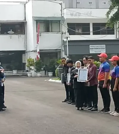 Peringatan Sumpah Pemuda, Wabup Malang, Hj Lathifah Shohib beri penghargaan kepada pemuda berprestasi (foto: istimewa)