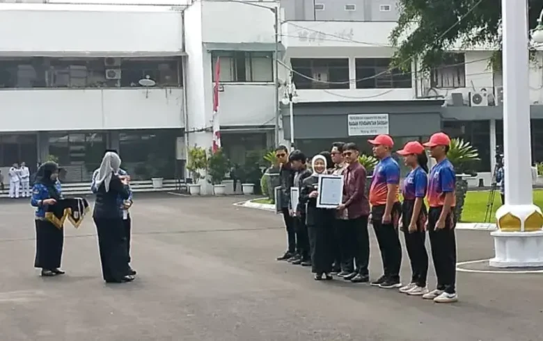 Peringatan Sumpah Pemuda, Wabup Malang, Hj Lathifah Shohib beri penghargaan kepada pemuda berprestasi (foto: istimewa)
