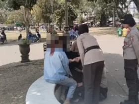 Caption: Polisi gagalkan insiden seorang perempuan yang hendak mengakhiri hidup di Alun-Alun Merdeka, Malang (dok. Humas Polresta Malang Kota for blok-a.com)