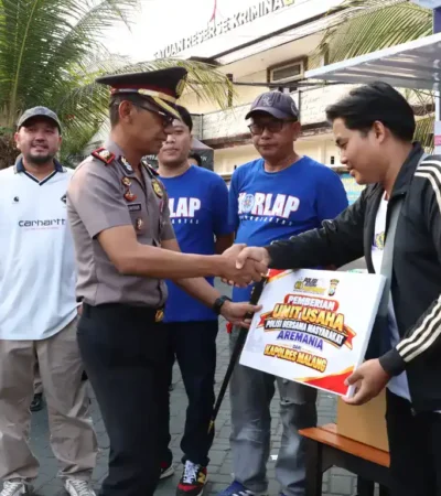 Polres Malang salurkan 10 rombong UMKM untuk Aremania, dorong kemandirian ekonomi suporter (foto: dok. Polres Malang)
