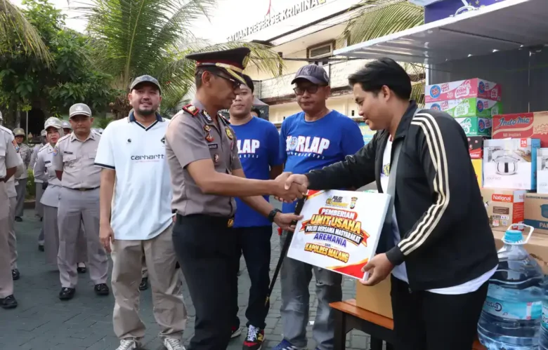 Polres Malang salurkan 10 rombong UMKM untuk Aremania, dorong kemandirian ekonomi suporter (foto: dok. Polres Malang)