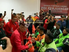 Said Abdullah, Anggota DPR RI Fraksi PDI Perjuangan saat memberikan tali asih kepada ojol (blok-a.com / Yogga Ardiawan)