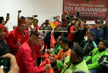 Said Abdullah, Anggota DPR RI Fraksi PDI Perjuangan saat memberikan tali asih kepada ojol (blok-a.com / Yogga Ardiawan)