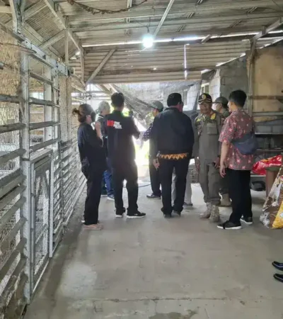 Satpol PP surati bangunan milik Pak Dur, minta dibongkar karena ganggu irigasi dan jalan pertanian (foto: istimewa)