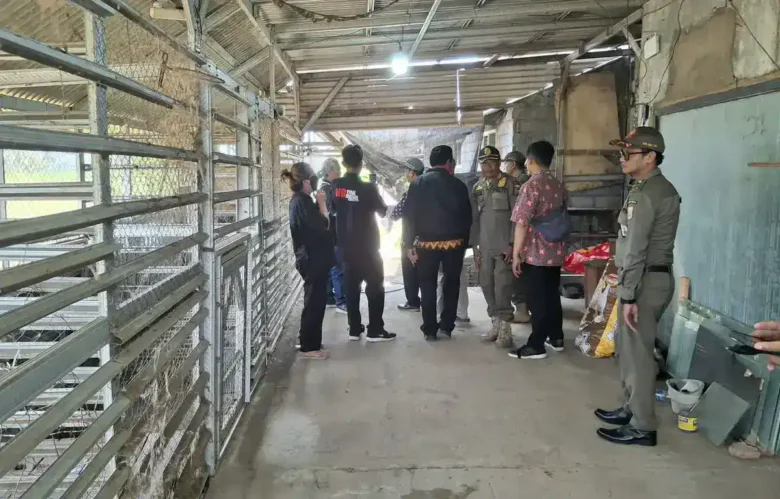 Satpol PP surati bangunan milik Pak Dur, minta dibongkar karena ganggu irigasi dan jalan pertanian (foto: istimewa)