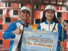 Sekretaris KONI Kota Malang, Joko Purwosusento bersama atlet biliar yang meraih medali di Porprov 2025 (foto: dok. KONI for blok-a.com)