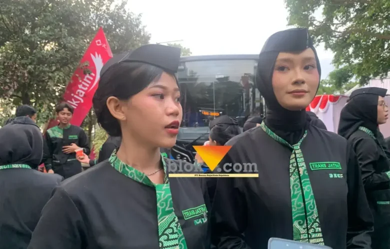 Sela Nadin Kartika Putri dan Amira Shafa Lutfia saat diwawancarai awak media (foto: blok-a.com / Yogga Ardiawan)