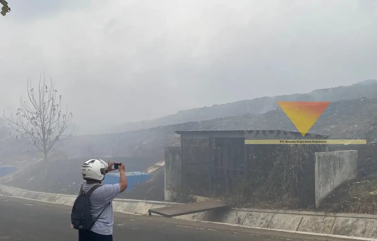 Hari Ketujuh Kebakaran TPA Supit Urang, Titik Api Jauh Berkurang Tapi Asap Masih Tebal