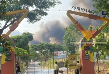 Tampk depan TPA Supit Urang terlihat ada asap hitam dari kebakaran, Rabu (21/10/2026) (foto: blok-a.com/Bob Bimantara Leander)
