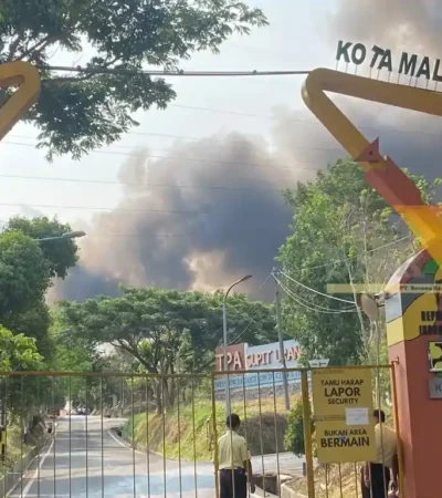 Tampk depan TPA Supit Urang terlihat ada asap hitam dari kebakaran, Rabu (21/10/2026) (foto: blok-a.com/Bob Bimantara Leander)