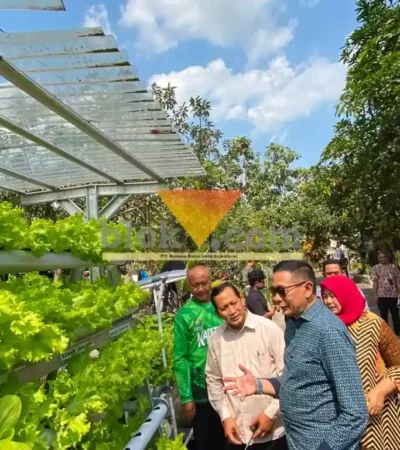 Wali Kota Malang, Wahyu Hidayat saat meninjau program RT berkelas di Puri Cempaka Putih (foto: blok-a.com / Yogga Ardiawan)