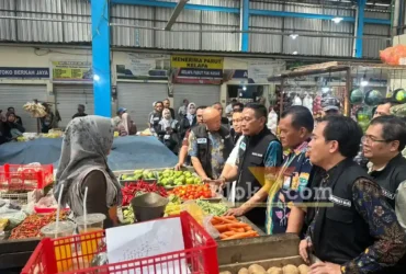 Wali Kota Malang, Wahyu Hidayat bersama Tim Pengendali Inflasi Daerah (TPID) saat sidak di Pasar Mergan, Kota Malang. (foto: blok-a.com / M Berril Labiq)